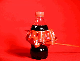 輕輕一拉瓶標，可樂秒變新年禮物！